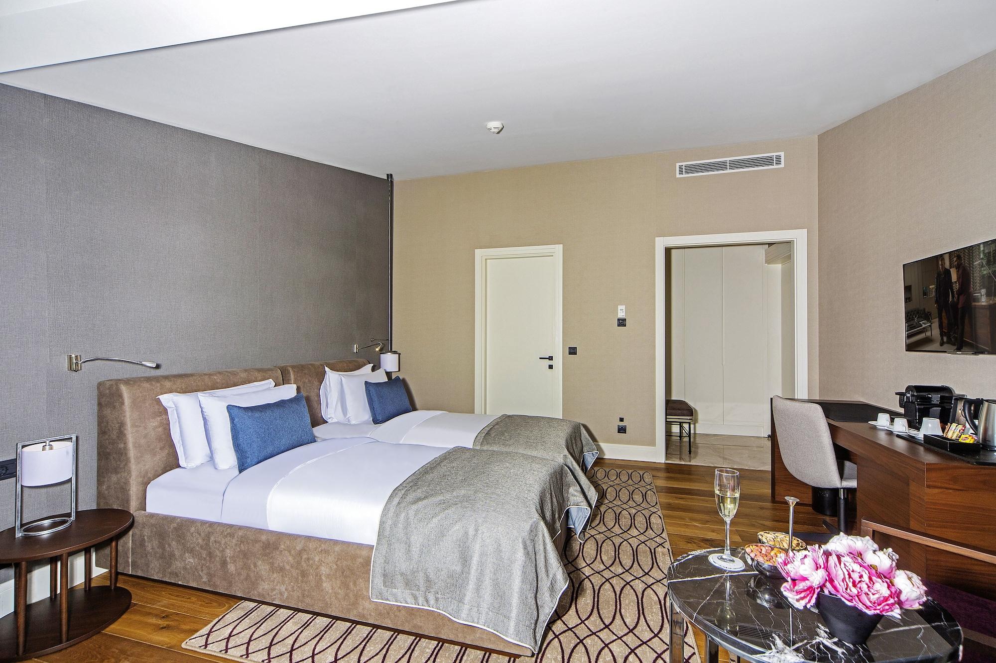Arts Hotel Harbiye - Special Class Стамбул Экстерьер фото A room at the hotel