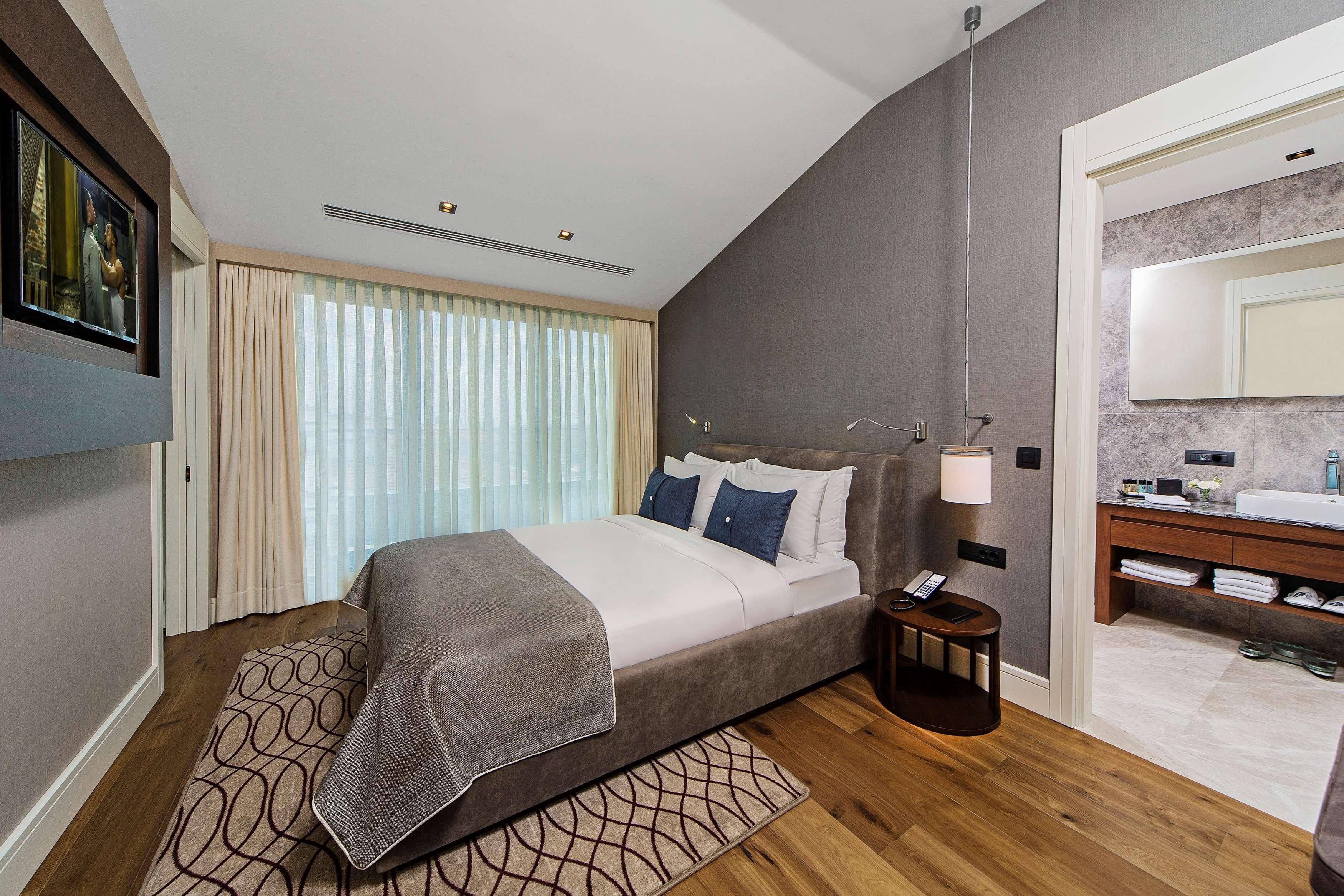 Arts Hotel Harbiye - Special Class Стамбул Экстерьер фото A bedroom at the hotel