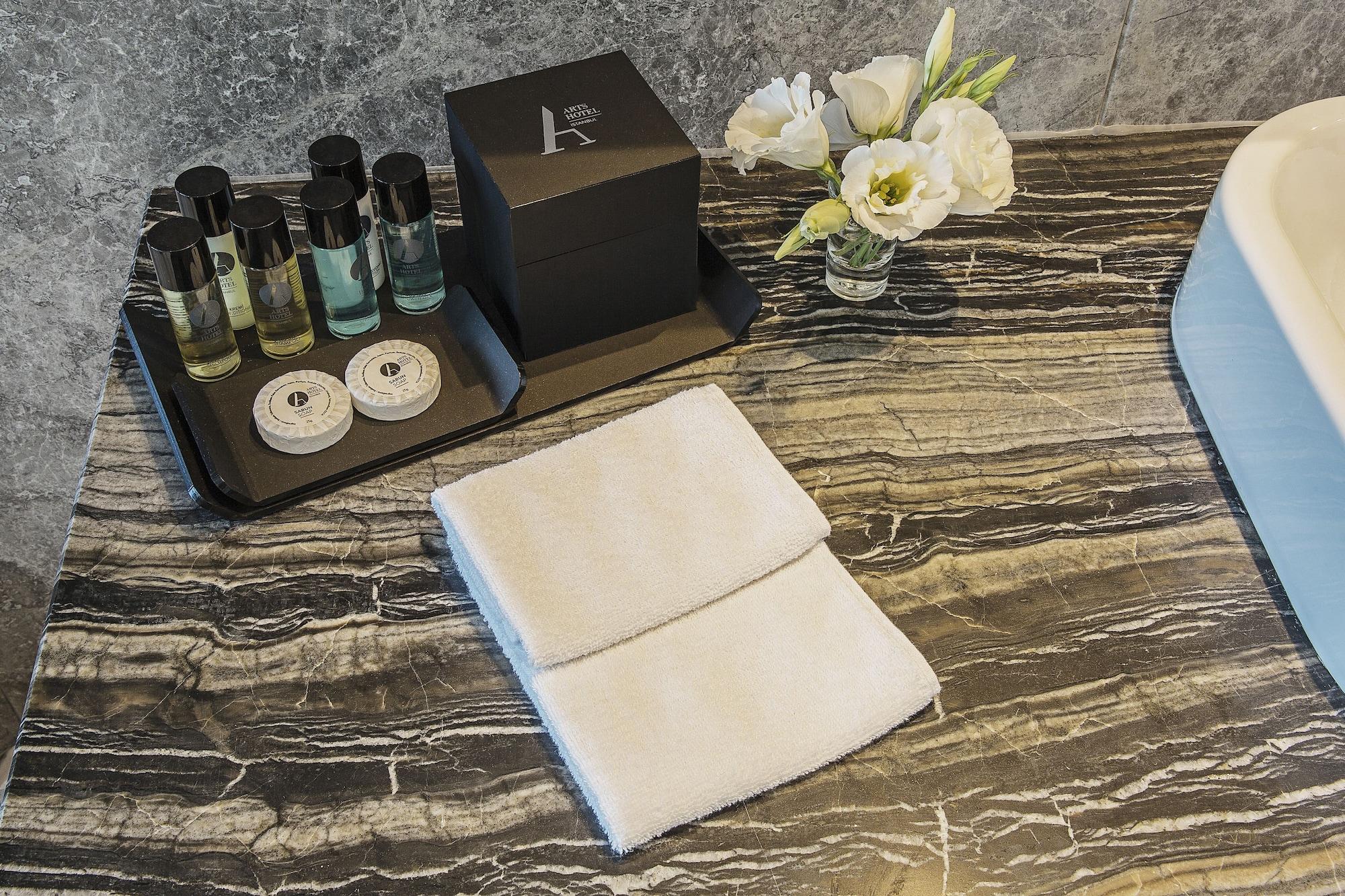 Arts Hotel Harbiye - Special Class Стамбул Экстерьер фото Amenities in a hotel bathroom